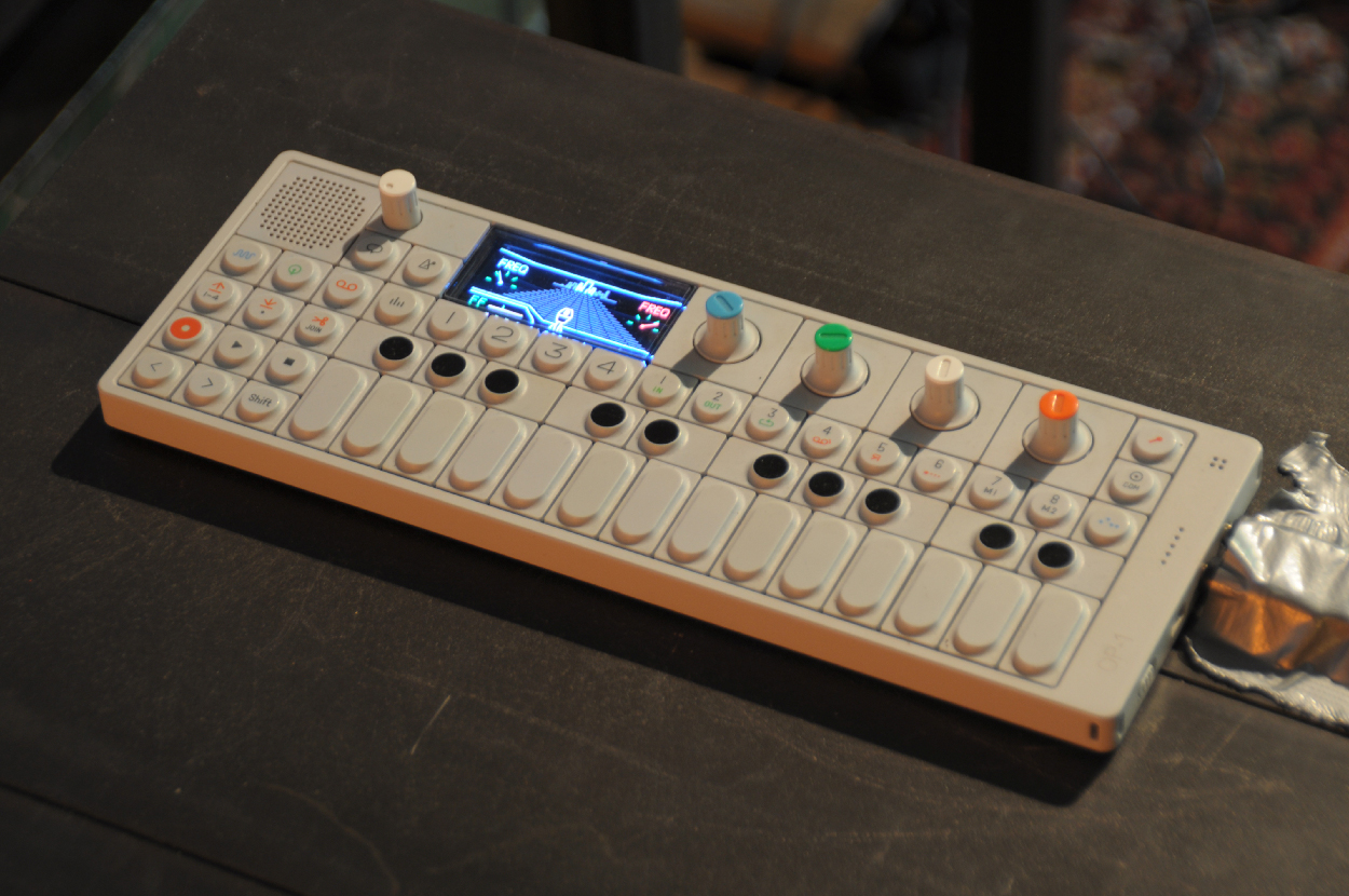 2021-05-15 Ame Zek - rauschpartikel (Ame Zek Ballonmusik, recording 5) (Mixe, Recording)